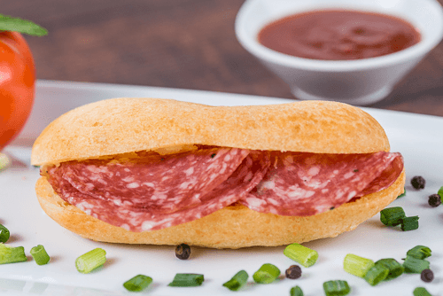 Imagem de um sanduiche recheado com salame.