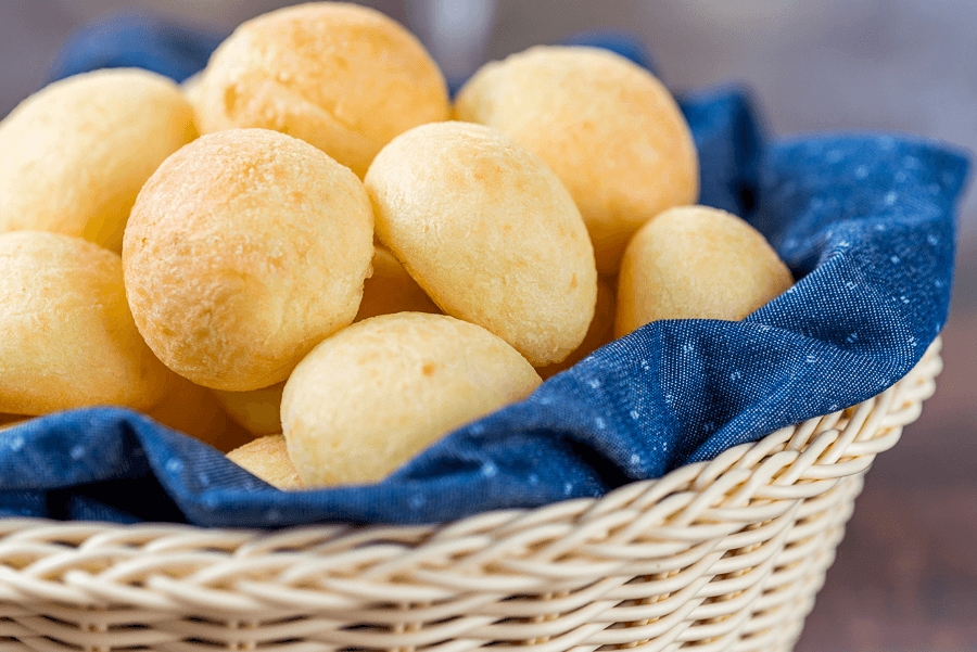 Imagem de uma sexta com pães de queijo