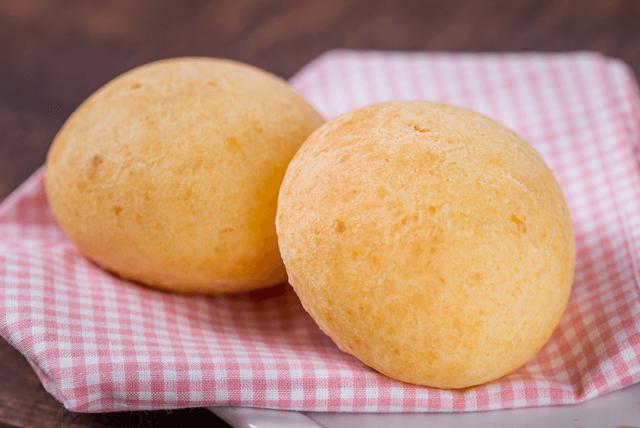 Imagem com dois pães de queijos em cima de um prato
